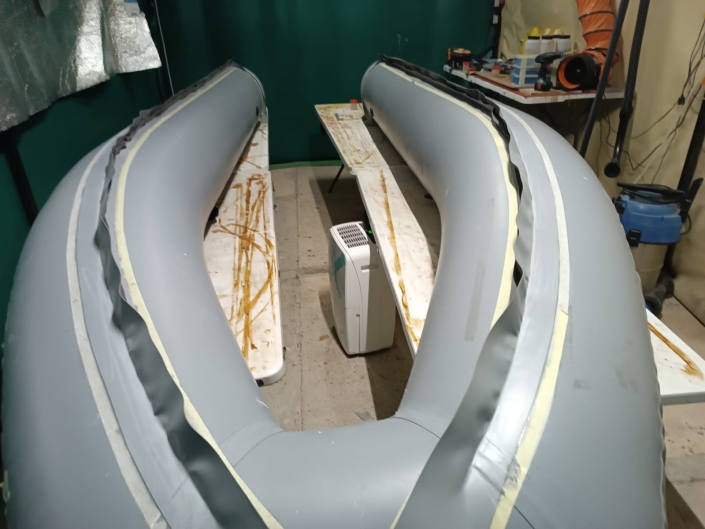 Flotador preparado para unirlo al casco de la neumática semirrígida Flota listo para unir en caso de la neumática
